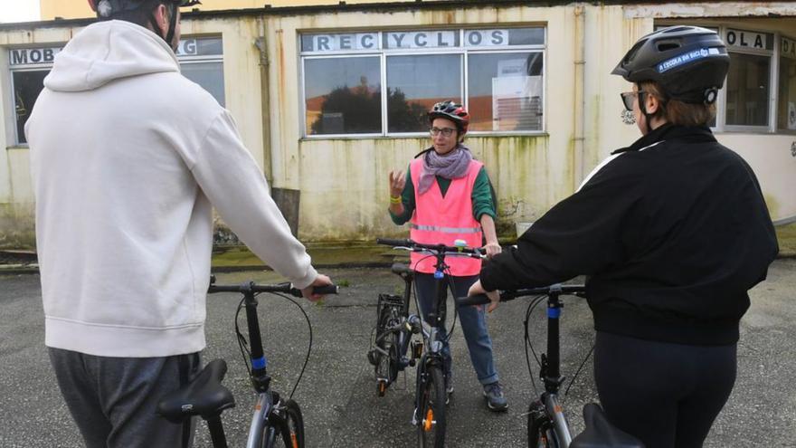 Los alumnos de la Escola da Bici, con la monitora.   | // CARLOS PARDELLAS