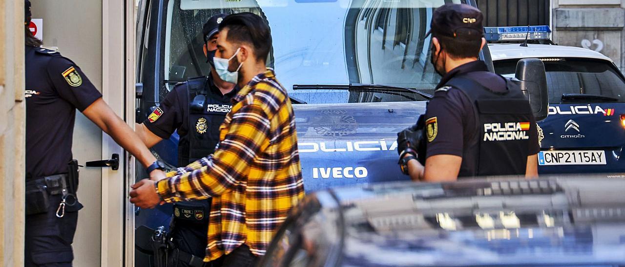 El acusado del crimen de la Zona Norte es conducido por la Policía hasta la sala de vistas, en una imagen tomada ayer. | HÉCTOR FUENTES