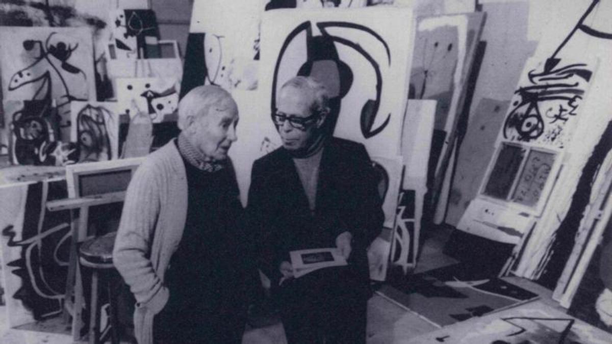 Joan Miró y Josep Lluís Sert conversan en el Taller Sert en 1977
