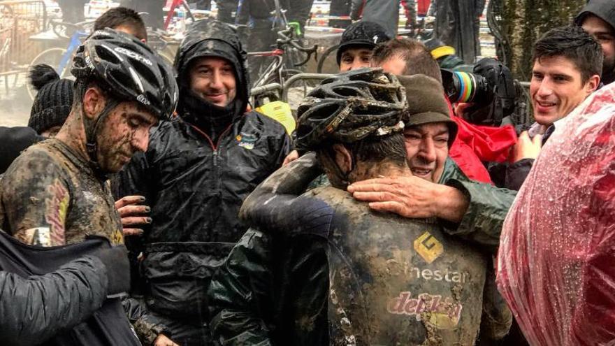 Felipe Orts e Ismael Esteba, llenos de barro, tras acabar la carrera