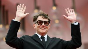 El director ruso Iliá Jrzhanovski a su llegada al estreno de la película Dau en el Festival de Venecia.