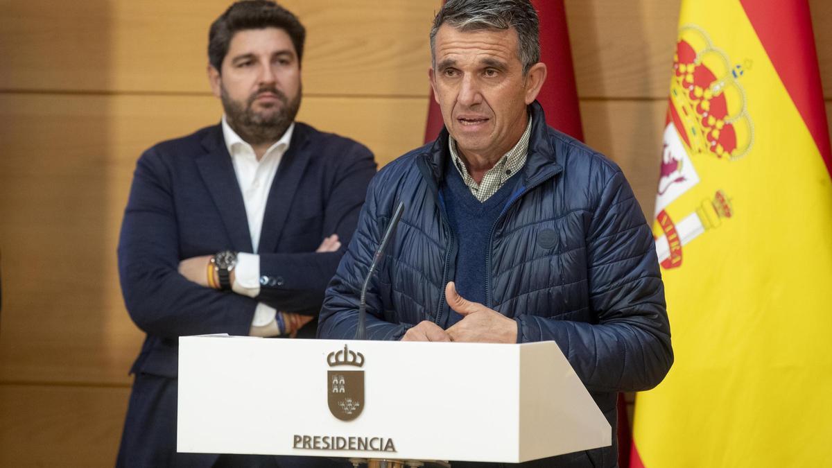 El presidente de la Coordinadora de Organizaciones de Agricultores y Ganaderos (Coag-IR), José Miguel Marín, durante su intervención, junto a López Miras.