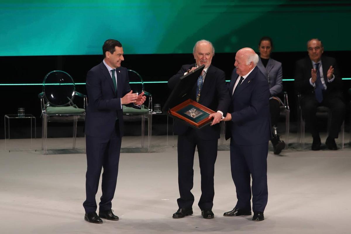 Juanma Moreno y Jesús Aguirre entregan a Santiago Muñoz Machado su reconocimiento como Hijo Predilecto de Andalucía.