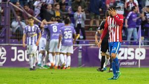El defensa del Sporting de Gijon, Juan Rodríguez se lamenta ante la celebracion de uno de los goles conseguido por el Real Valladolid semifinales de los playoff 