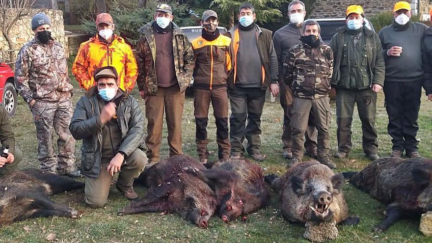 Cazadores con los jabalíes abatidos en la montería desarrollada ayer en Robleda. | Pablo San Román