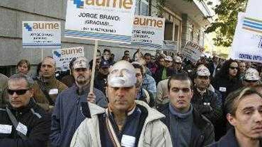 Imagen de la concentración que tuvo lugar hoy junto al Ministerio de Defensa, para apoyar al presidente de la Asociación Unificada de Militares Españoles (AUME);, el brigada Jorge Bravo, que cumple 40 días de arresto y privación de libertad por acudir a una manifestación de Guardias Civiles el pasado 20 de enero. La protesta contó con el respaldo de partidos políticos, como IU, los sindicatos CCOO y UGT, la Asociación Unificada de Guardias Civiles (AUGC);, los sindicatos de policías y la asociación europea EUROMIL, que agrupa a los movimientos asociativos militares europeos.