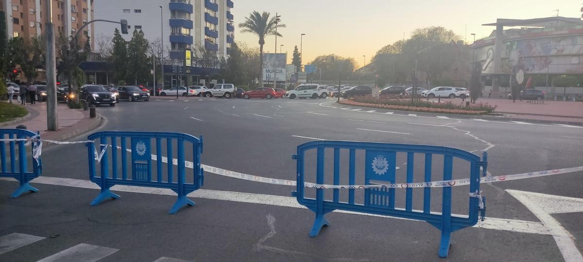 Plaza de La Opinión, donde continúa el atasco que comienza en la autovía.