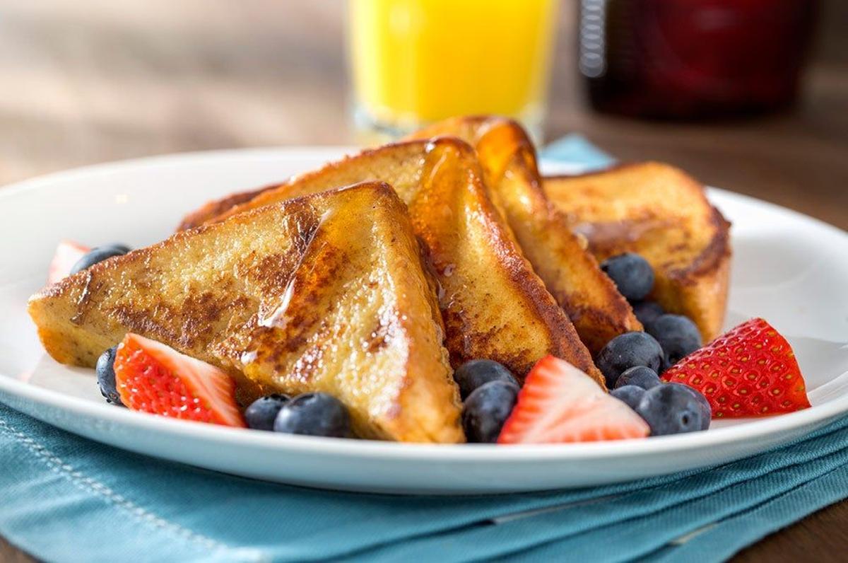 French toast con frutos del bosque y miel