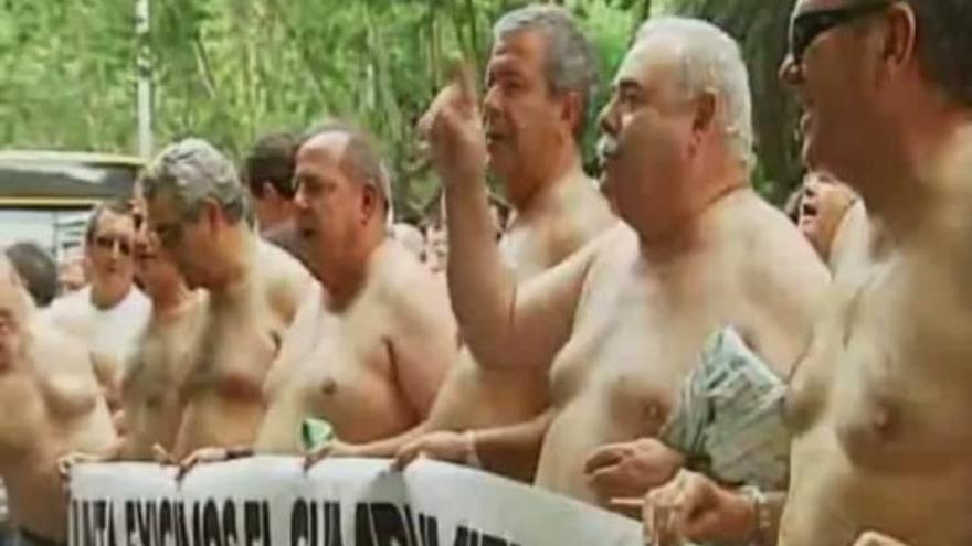 Protesta de 200 extrabajadores de Santana Motor semidesnudos