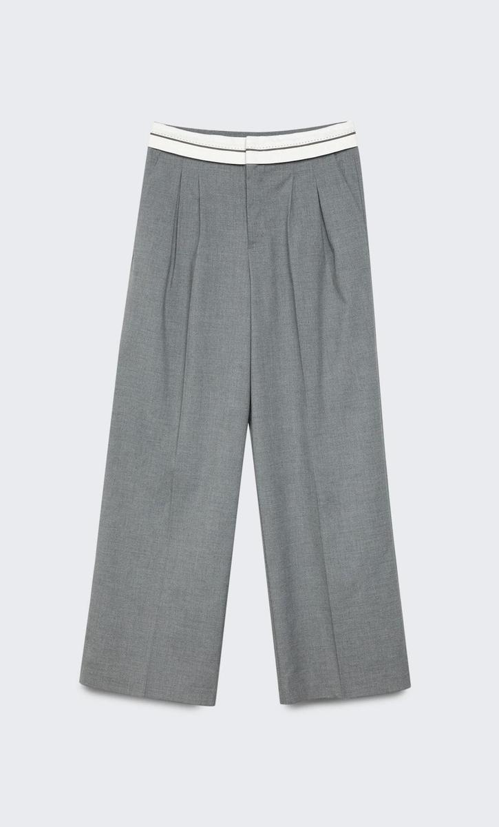 Pantalón gris de cintura vuelta, de Stradivarius