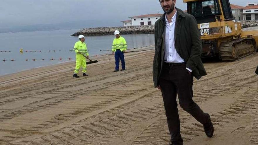 El alcalde Alberto Varela en la playa de O Preguntoiro. // Noé Parga