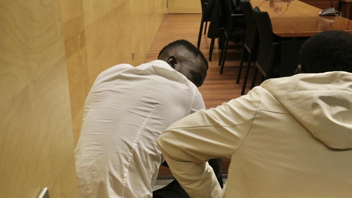 D’esquenes, l’acusat d’intentar matar un home d’una ganivetada a Lloret de Mar. Foto del judici a l’Audiència de Girona