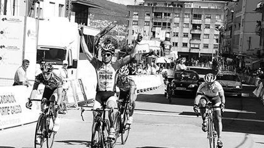 Ángel Vallejo levanta los brazos en señal de victoria tras cruzar la línea de meta en Moaña. / Gonzalo Núñez