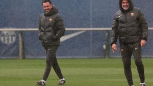Xavi y Òscar Hernández, ríen bajo la lluvia durante durante el entrenamiento del sábado.