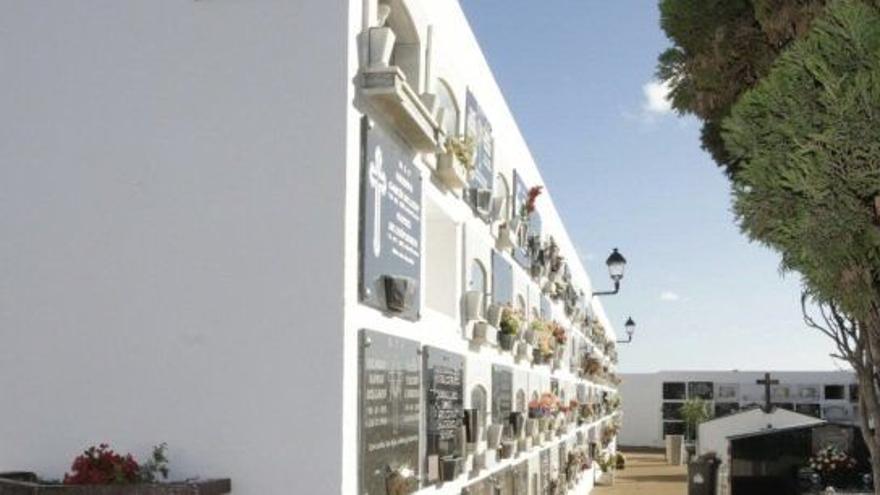 Arrecife, Teguise y San Bartolomé amplían el horario para acudir hoy a los cementerios