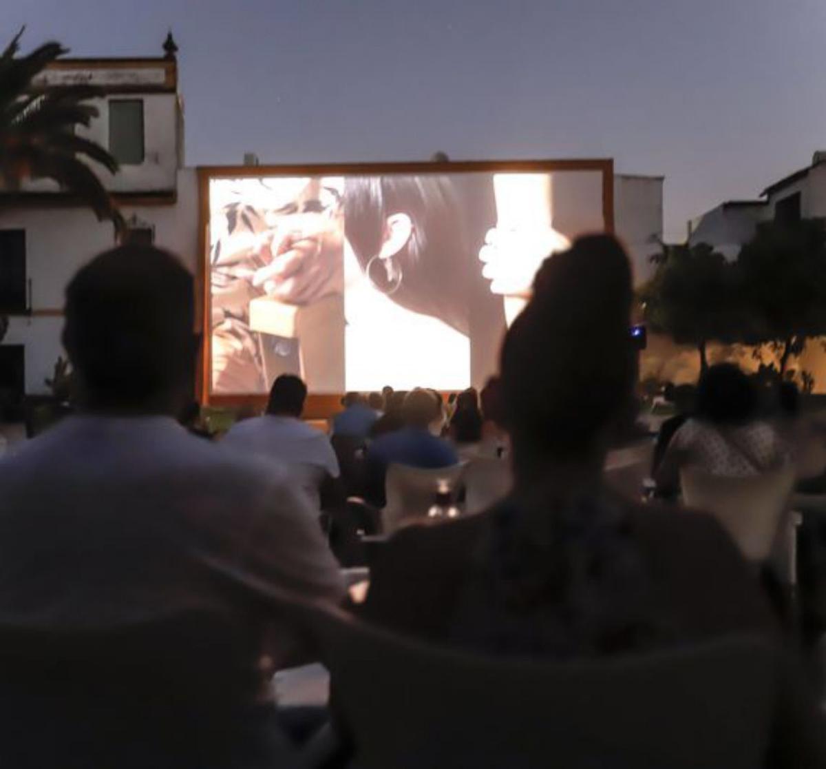 Una familia cordobesa espera el comienzo de la proyección de la película en el Coliseo San Andrés. | A.J. GONZÁLEZ