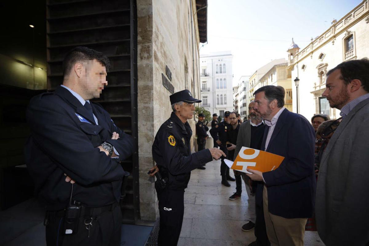 Los representantes de Hazte Oír, en València.