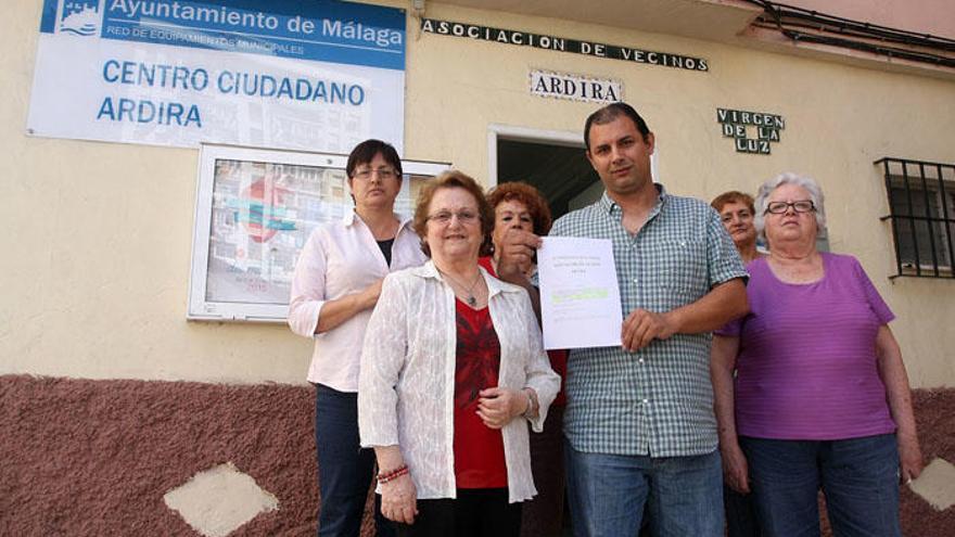 Antonio Ávila y vecinos con la sentencia, delante del centro ciudadano del que fueron expulsados, en una foto de 2015.