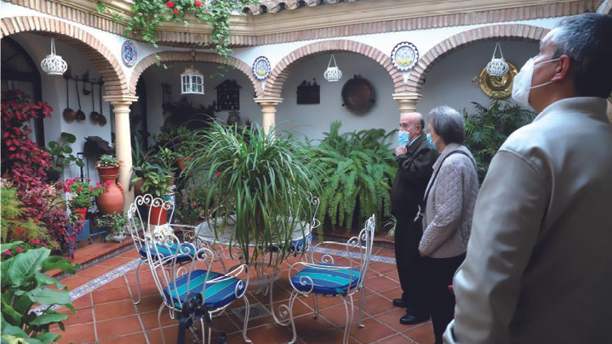 El patio de Juana Romero (Zarco 15), con su peculiar arco haciendo esquina y con chaflán y espectaculares ejemplares de plantas ‘de verde’