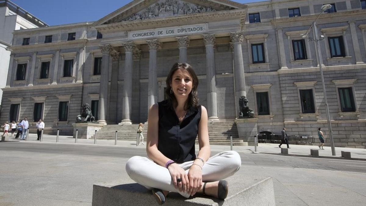 Irene Montero, frente al Congreso de los Diputados, en Madrid.