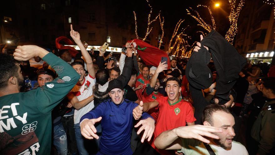 So feiern marokkanische Fans auf Mallorca den WM-Sieg gegen Spanien