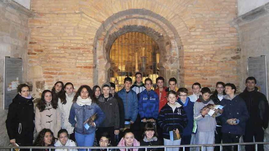 Los alumnos del &quot;León Felipe&quot; durante su visita a la iglesia de Santa María.