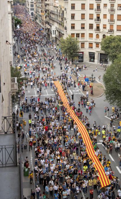 Multitudinaria concentración en Barcelona en protesta por las cargas del 1-O