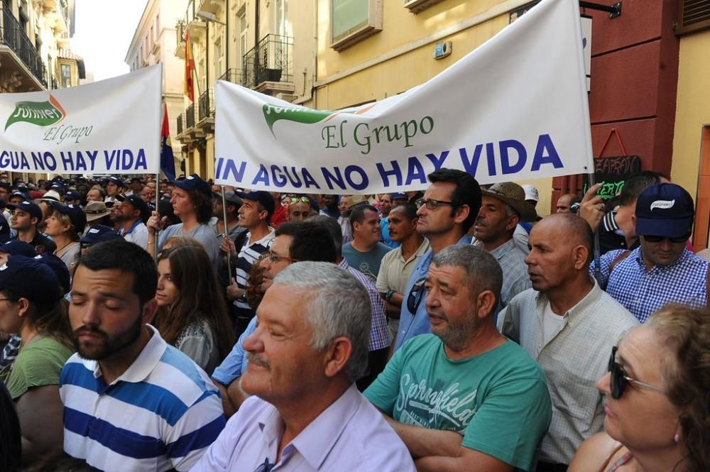 Gran protesta de los agricultores frente a la CHS