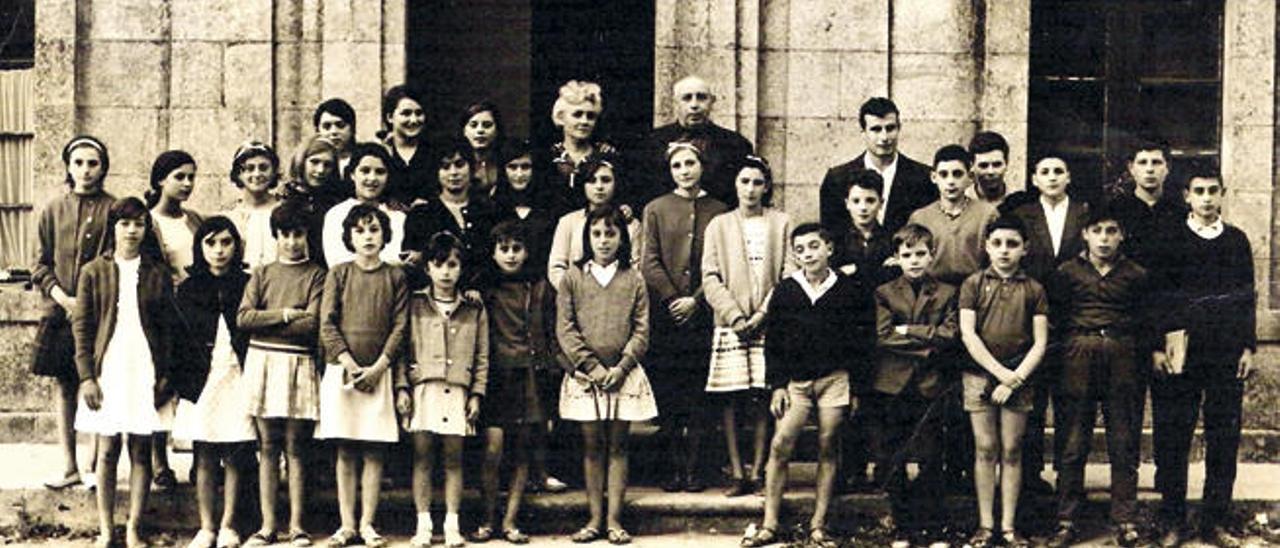 La primera promoción de alumnos que cursaron estudios en el centro de A Bandeira.