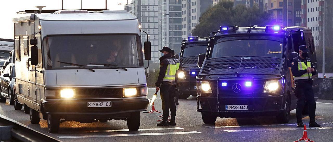 Uno de los controles realizados por la Policía Nacional este pasado fin de semana. |   // J. LORES