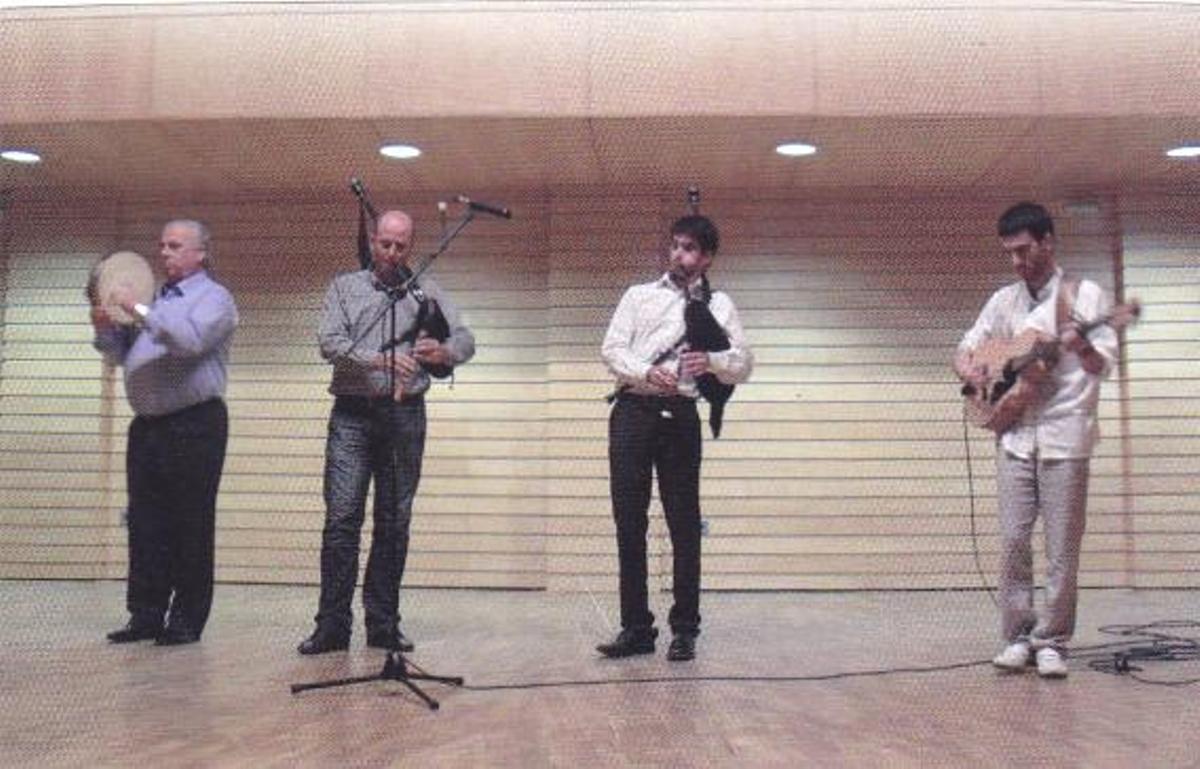 Tres generaciones tocando, Polo, su hijo y sus nietos
