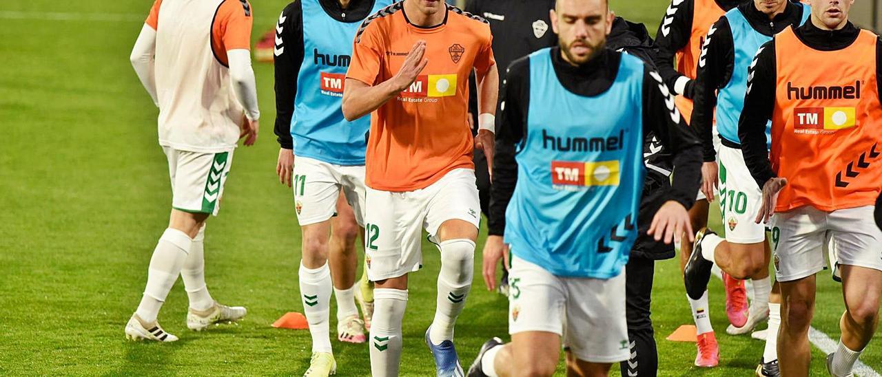 Los jugadores del Elche calentando antes de un partido en el Martínez Valero.  | SONIA ARCOS/E.C.F.