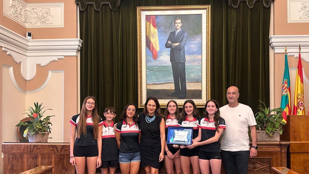 La concejal de Deportes, Maica Hurtado, con las deportitas del Club Natación Azahar Sincro y su presidente.