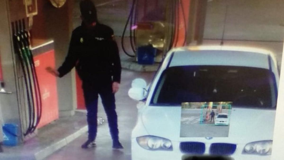 Un policía uniformado hace un 'simpa' en una gasolinera de Valencia