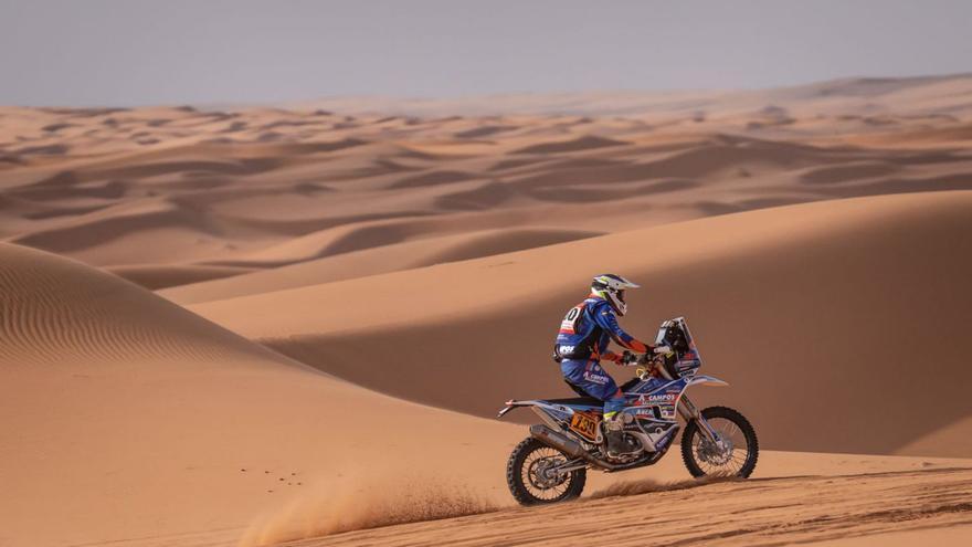 Javier Campos cruzando un mar de dunas, ayer, en la octava etapa del Dakar 2024.  | // DAKAR.COM