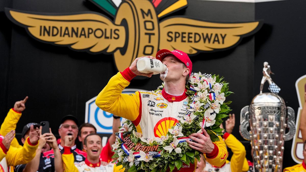 Josef Newgarden celebra su triunfo en Indianapolis