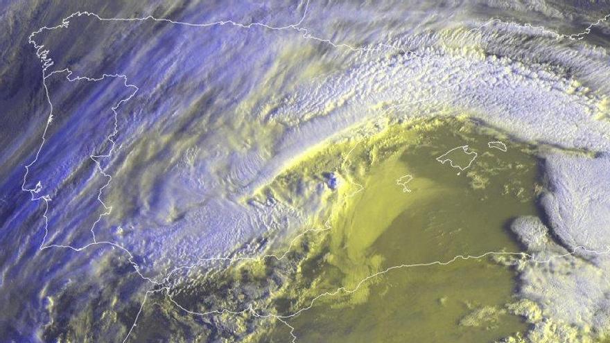 Las imágenes del satélite Meteosat detecta lo que se denomina 'Dusty cirrus', nubes cargadas de polvo de origen sahariano
