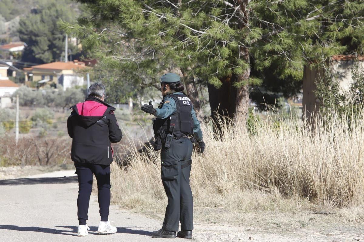 Una agente de la Guardia Civil, dando indicaciones a una vecina en Real, uno de los últimos incendios.