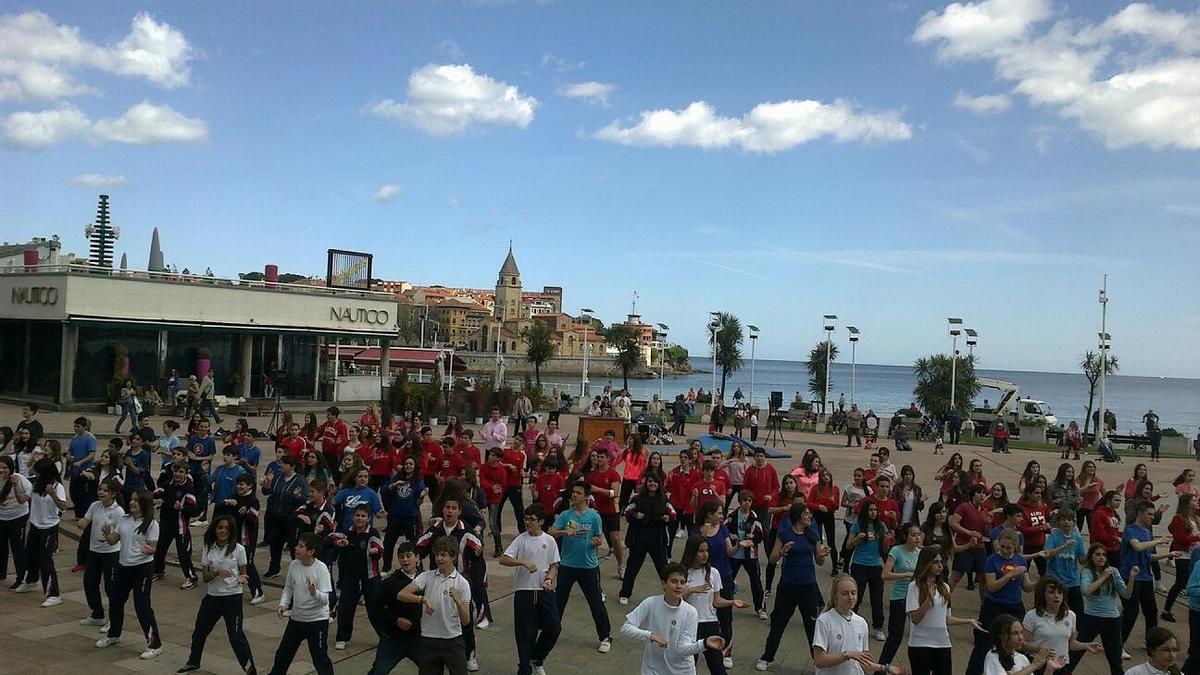 Alumnos en una actividad física en los Jardines del Náutico de Gijón