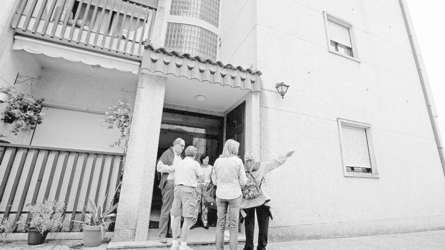 Vecinos señalan la ventana del bajo donde tuvo lugar el homicidio.