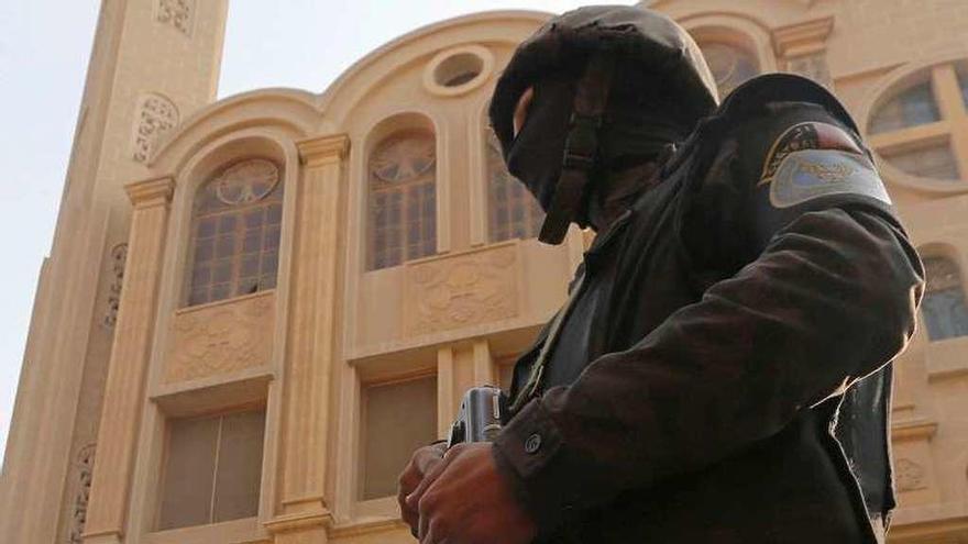 Fuerzas de seguridad delante de la iglesia copta atacada. // Reuters