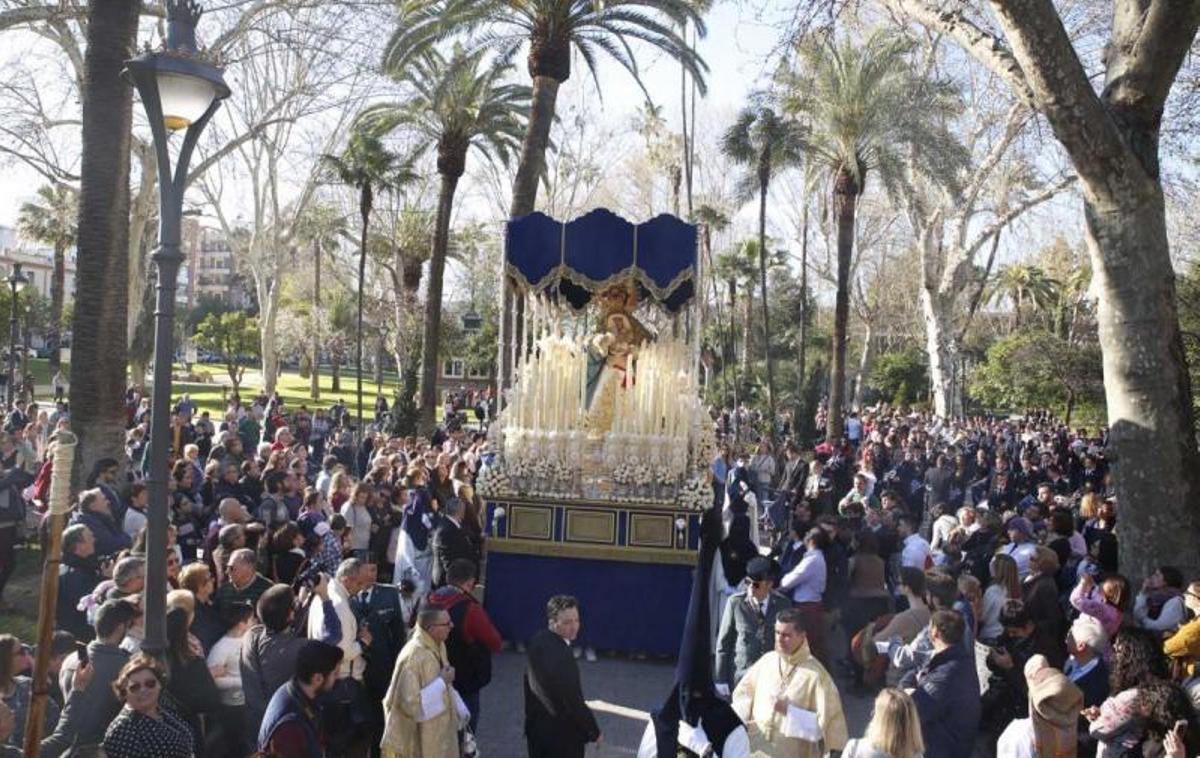 Lunes Santo primaveral para albergar una simbiosis de marchas y silencio