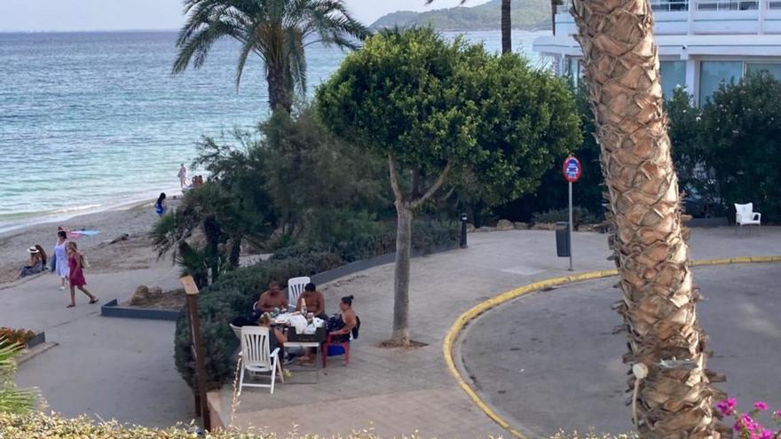 ‘Sopar’ a la fresca en una rotonda de Platja d’en Bossa