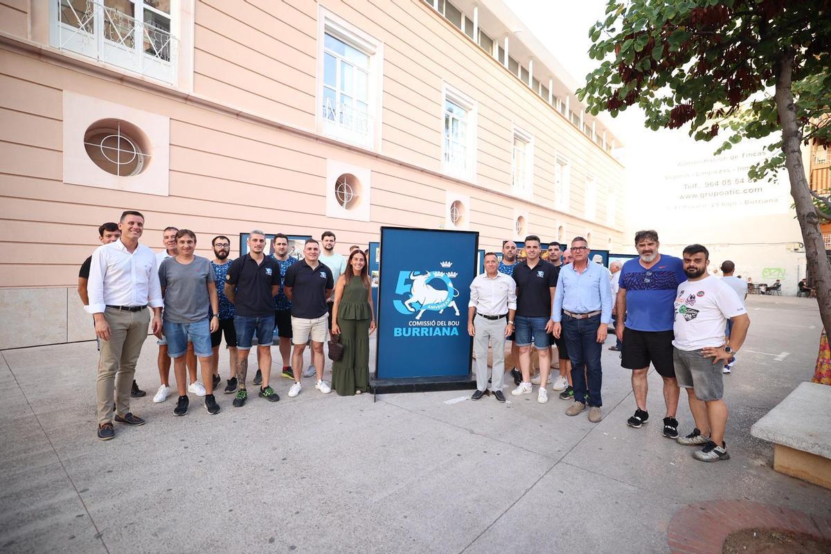 El alcalde de Burriana, junto a la concejala de Fiestas y los integrantes de la Comisión del Toro, en la exposición urbana fotográfica con motivo del 50 aniversario.