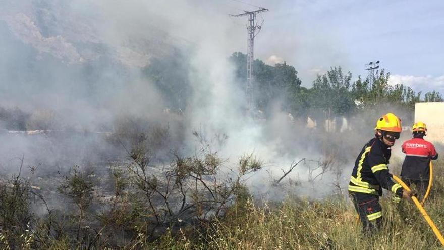 Los bomberos durante las tareas de extinción