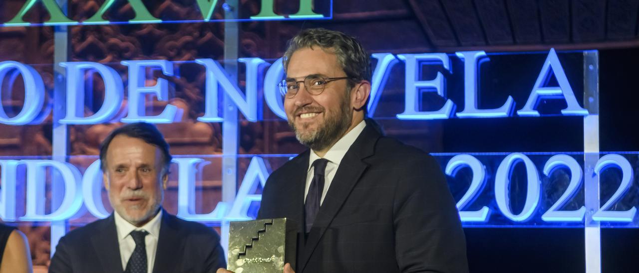 Máximo Huerta, la madrugada del viernes con el premio que lo acredita como el ganador del Premio Fernando Lara