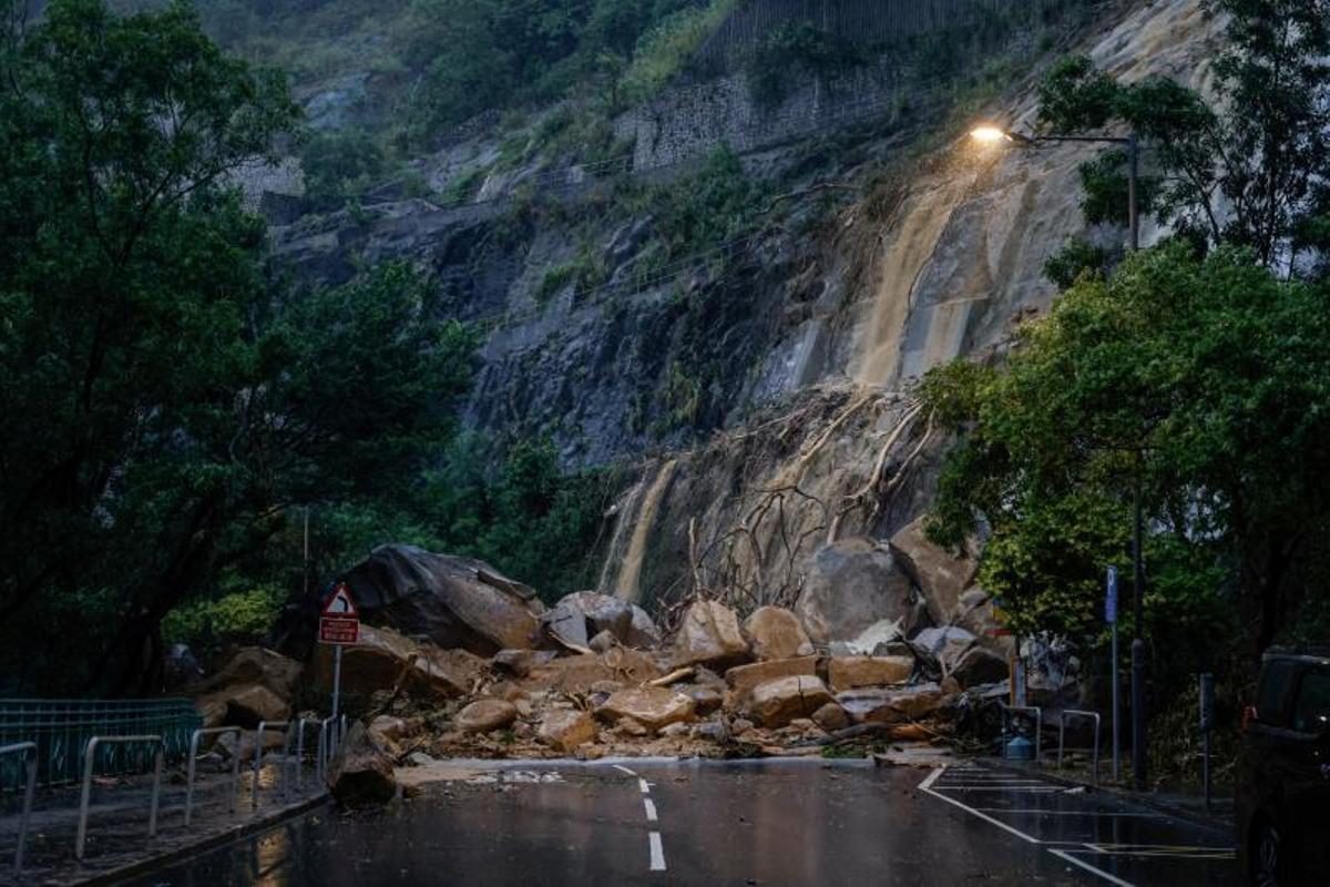 Vista de una carretera bloqueada debido a escombros de deslizamientos de tierra después de fuertes lluvias, en Hong Kong, China, 8 de septiembre de 2023.