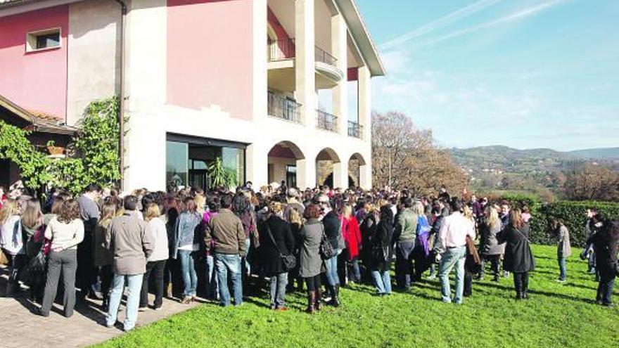 Los participantes en la prueba atienden mientras pasan lista, en Noreña.