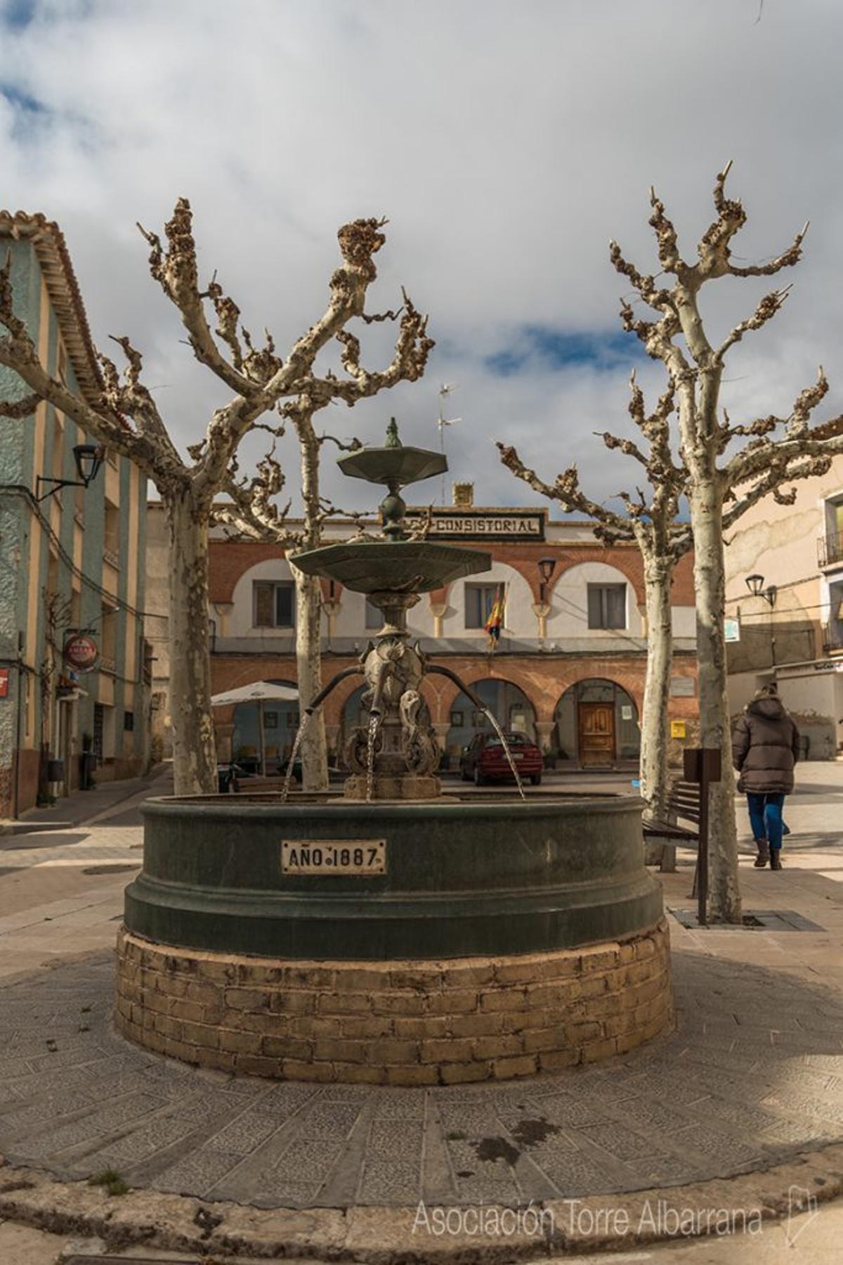 Fuente de hierro de cuatro caños de la factoría Averly, que lleva la fecha de 1887, en Mara (Zaragoza)