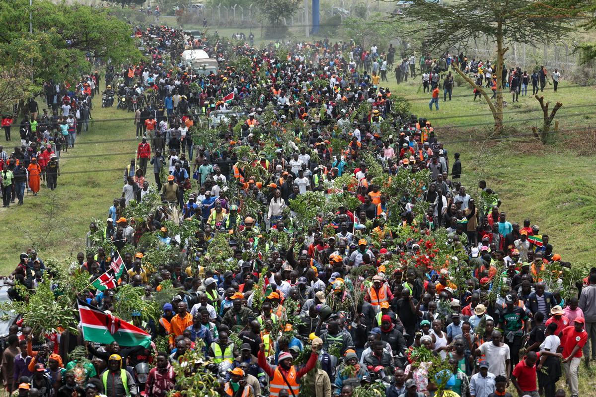 FORMER PRIME MINISTER ODINGA PAS (Kenya), 16/10/2025.- Supporters of the late Kenyan Prime Minister Raila Odinga follow the vehicle transporting his body after its arrival at Jomo Kenyatta International Airport in Nairobi, Kenya, 16 October 2025. Odinga, 80, who spent many years as an opposition leader, passed away in India on 15 October 2025 while receiving medical treatment. (Kenia) EFE/EPA/DANIEL IRUNGU